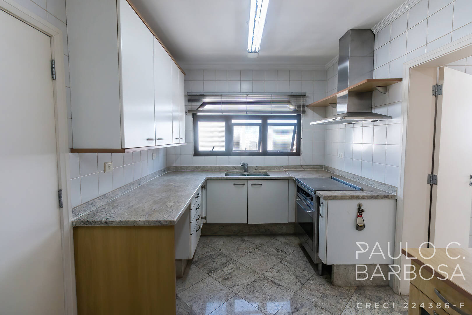 Apartamento para alugar com 3 quartos, 240m² - Foto 42